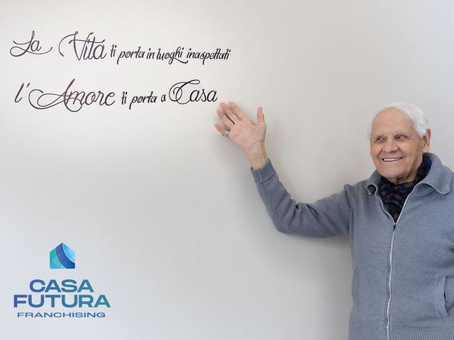 Un ospite davanti alla scritta di Casa Futura