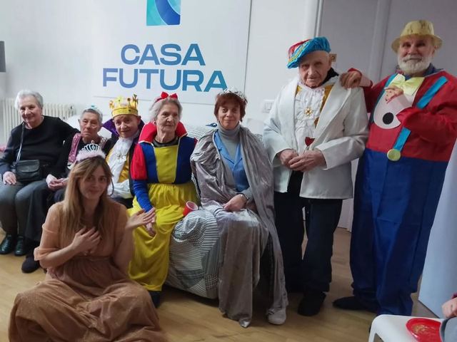 Festa di Carnevale con ospiti e staff in maschera