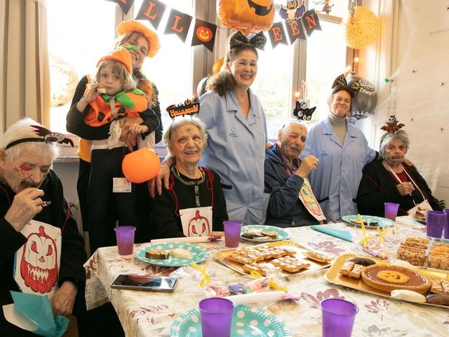 Merenda di Halloween con ospiti e staff